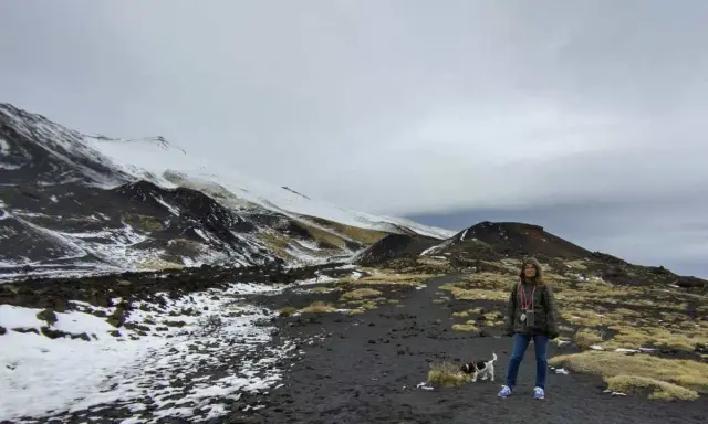 Escursione invernale sull'Etna, un'idea su dove andare in Sicilia con i bambini per un'avventura unica tra neve e vulcani.