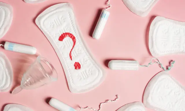 Pytajnik z krwi na podpaskach, tampony i kubeczek menstruacyjny. Czy to plamienie przed okresem?