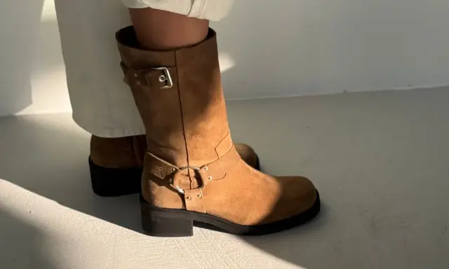 Brązowe zamszowe buty z klamrą i ozdobnym pierścieniem. Dowiedz się, jak dbać o zamszowe buty, by służyły latami.