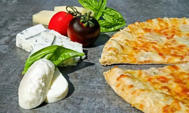 Świeża bazylia, pomidory i różne sery – idealne dodatki, co zamiast oregano do pizzy.