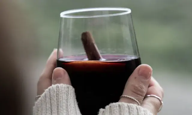Jak pić grzańca? Odkryj sekrety idealnego smaku i aromatu