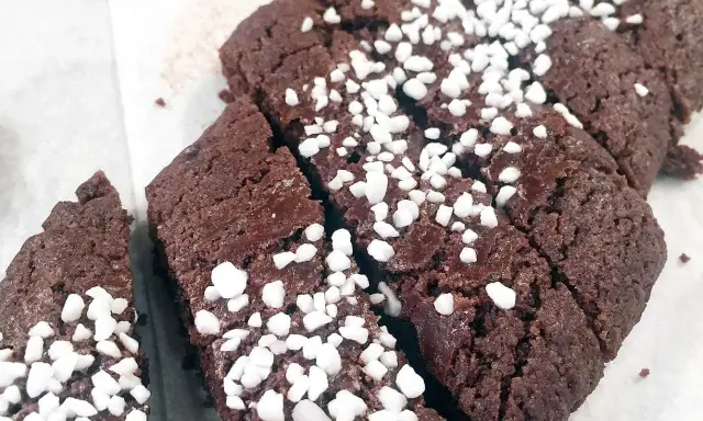 Chokladsnittar recept: Mörka, sega chokladkakor toppade med pärlsocker. Perfekta att baka till fikat!