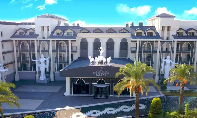 Wspaniały pałac Dreamworld Palace, ozdobiony posągami i palmami, zaprasza do krainy marzeń.