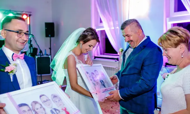 Para młoda z uśmiechem odbiera portrety. Elegancki ślub w stylu mafii, gdzie każdy detal jest dopracowany.