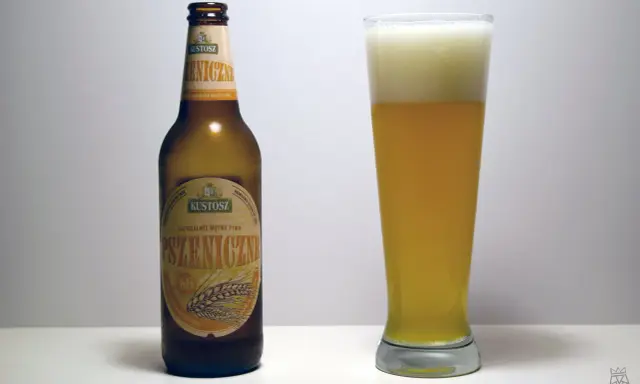 Kustosz piwo pszeniczne, naturalnie mętne, w butelce i szklance z obfitą pianką. Idealne na letnie popołudnie.