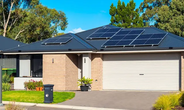 Maison avec panneaux solaires sur le toit. Un bon exemple pour savoir quel type de panneau solaire choisir pour une installation résidentielle.
