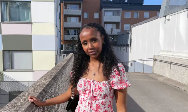 Ayaan Ahmed i en blommig klänning på en solig dag i Sverige.