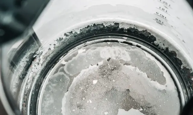 Dépôt calcaire important au fond d'une bouilloire, témoignant d'une forte unité dureté eau.