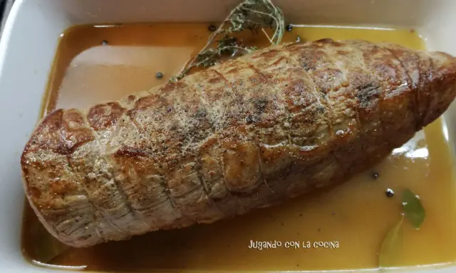 Redondo de ternera asado en su jugo, con hierbas aromáticas y granos de pimienta.
