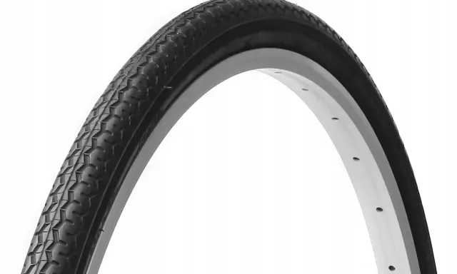 Opona rowerowa o rozmiarze 28x1 5/8x1 3/8, z wyraźnym bieżnikiem, gotowa na przygodę.