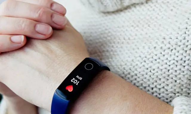 Opaska monitoruje puls 102 BPM. Wysoki puls może świadczyć o problemach z sercem.