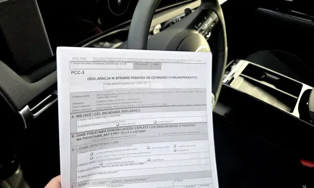 Formularz PCC-3 w samochodzie, dotyczący kupna samochodu a urząd skarbowy.