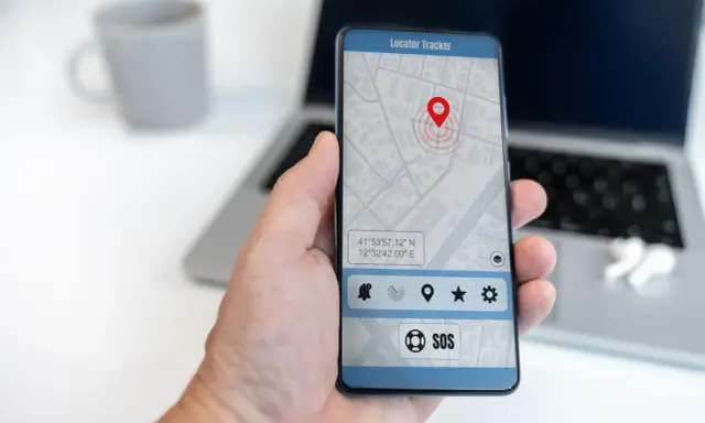 Aplikacja "Locator Tracker" pokazuje, jak zlokalizować telefon po numerze. Na ekranie widoczna jest mapa z pinezką wskazującą lokalizację.