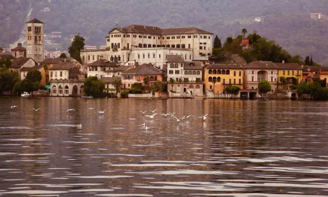Orta San Giulio: cosa vedere? Un borgo pittoresco sul lago, con palazzi colorati e gabbiani che danzano sull'acqua.