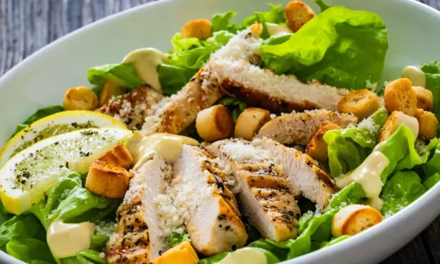 Jak zrobić dressing do sałatki? Poznaj przepisy i triki eksperta