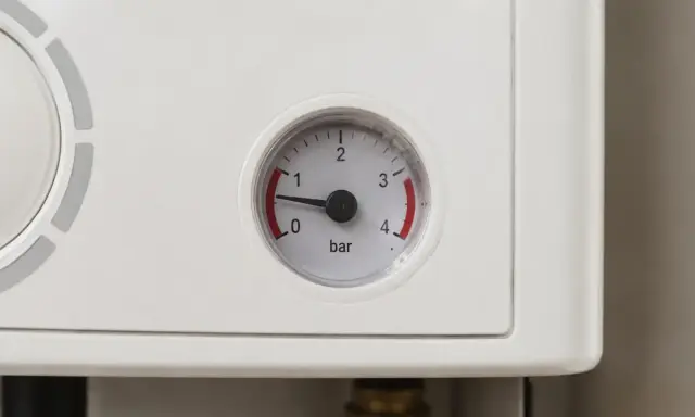 Manómetro de caldera Dietrich marca 0.8 bar, indicando posible problema.
