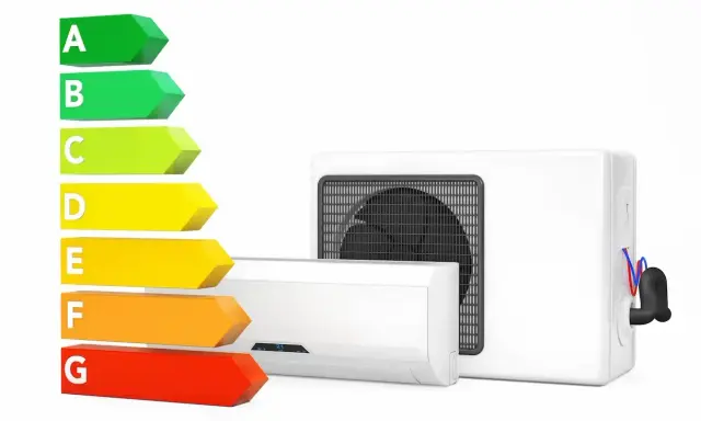 Échelle d'efficacité énergétique A-G à côté d'une unité intérieure et extérieure de climatisation réversible.