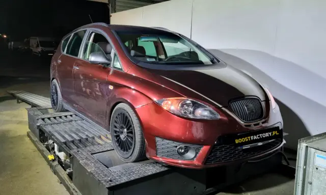 Czerwony Seat Altea 1.9 TDI na hamowni, gotowy do tuningu.