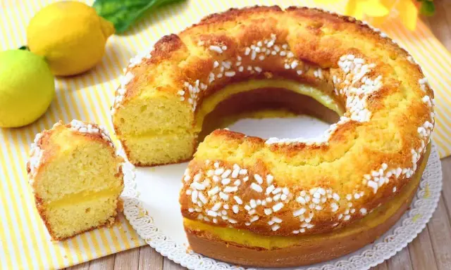 Torta al limone morbidissima e profumatissima benedetta, con ripieno cremoso e decorata con perle di zucchero.