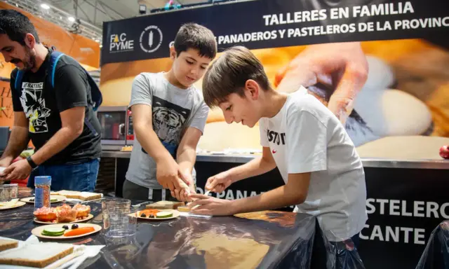 Niños aprendiendo a hacer sándwiches en un taller familiar en Alicante. ¡Una actividad divertida para disfrutar en familia!