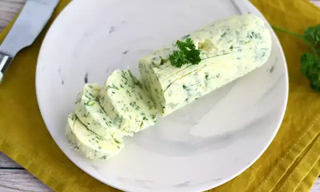 Beurre maître d'hôtel prêt à être dégusté. Une recette simple pour sublimer vos plats.
