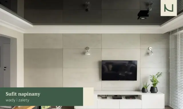 Nowoczesny salon z telewizorem na tle betonowej ściany. Nad nim błyszczący, ciemny sufit napinany, który dodaje głębi.