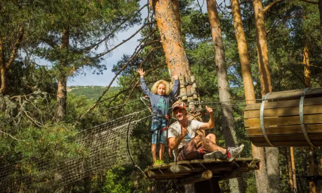 Padre e hijo disfrutan de un parque de aventuras, ¡excelentes planes con niños para este fin de semana!