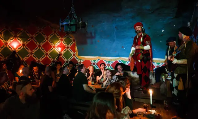 En medeltida fest med underhållning och mat på en av Stockholms roliga restauranger.
