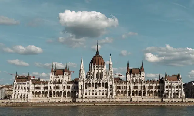 Wspaniały Parlament w Budapeszcie, idealne miejsce, by zacząć zwiedzanie i odkrywać, co robić w Budapeszcie.