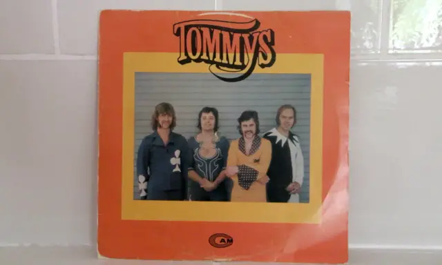 Tommys, svenska dansband från 70-talet, poserar i sina glammiga scenkläder.