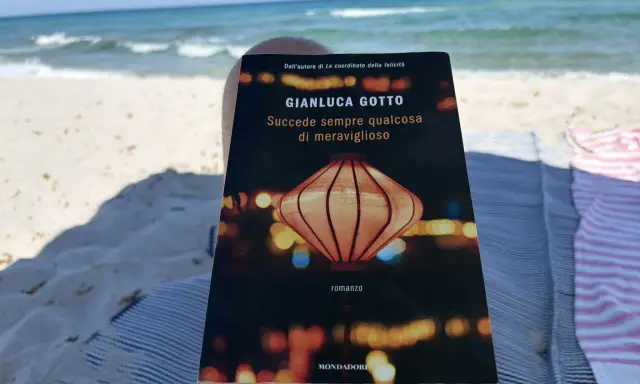 Sulla spiaggia, un libro di Gianluca Gotto, "Succede sempre qualcosa di meraviglioso", promette storie incantevoli tra il rumore delle onde.