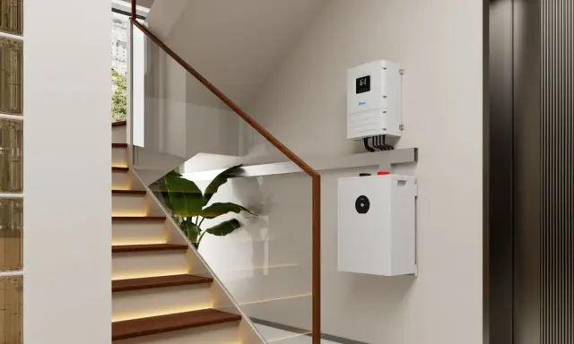 En modern trappa med en växelriktare och ett batteri monterade på väggen, redo för solenergi.