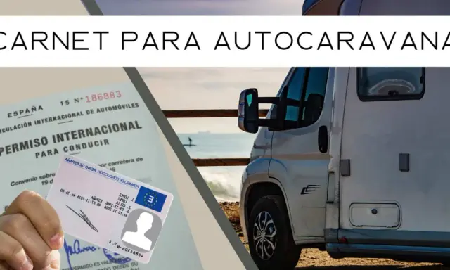Carnet para llevar caravana, con permiso internacional de conducir y autocaravana aparcada en la playa.