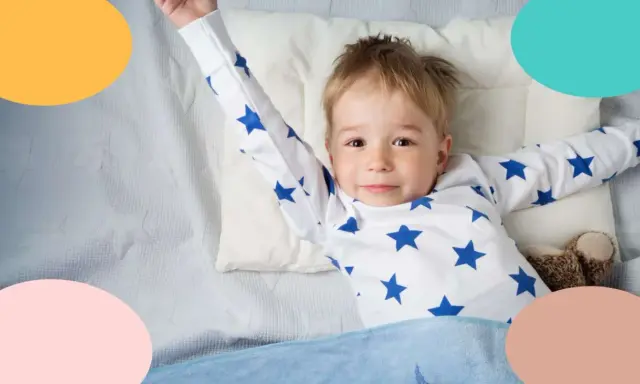 Niño de 3 años, con pijama de estrellas, estirándose en la cama.