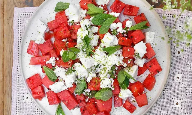 En uppfriskande melon och fetaostsallad med mynta och lime. Perfekt sommarbuffé!