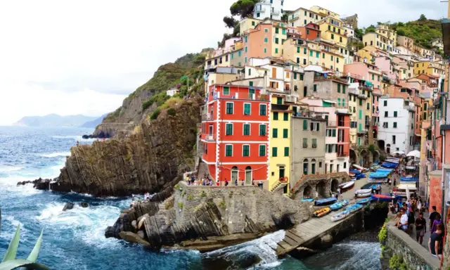 Case colorate aggrappate alla scogliera, barche blu nel porticciolo. Ecco dove si trovano le Cinque Terre, un incanto ligure.