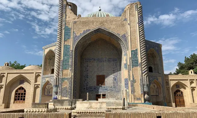 Verfallene Pracht in Balkh, Afghanistan. Ein Mausoleum mit blauen Kacheln und einem gedrehten Turm, Zeuge vergangener Zeiten.