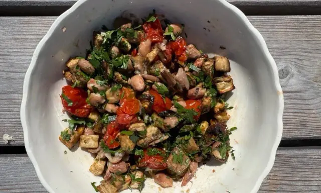Bunter Gemüsesalat mit Auberginen, Tomaten und Bohnen, garniert mit Petersilie. Ein gesundes Gericht, inspiriert von TCM-Rezepten.