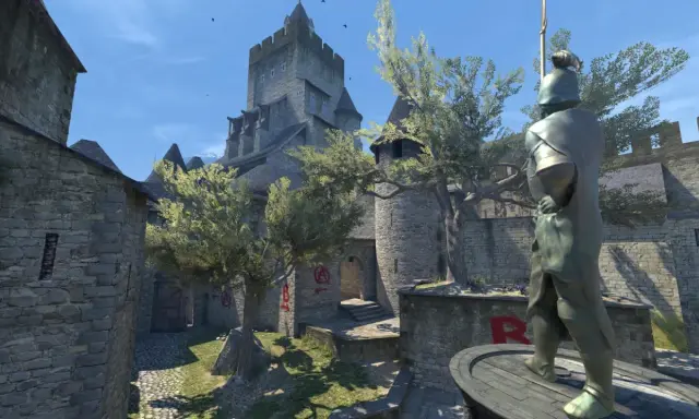 Dziedziniec zamku w CS:GO, z kamienną rzeźbą rycerza i brukowaną ścieżką.