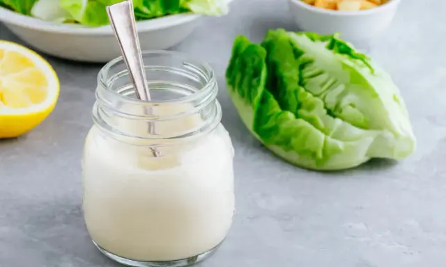 Sauce César maison prête à l'emploi, avec laitue romaine, citron et croûtons. Une recette facile pour une vinaigrette parfaite.