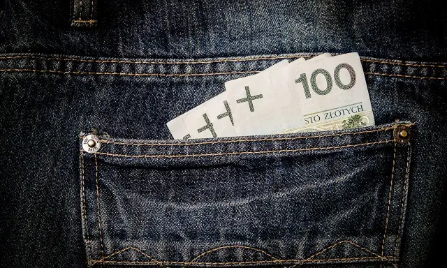 Złotówki w tylnej kieszeni dżinsów. Może to być dowód na oświadczenie pracownika dla celów stosowania podwyższonych kosztów uzyskania przychodów.