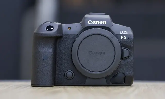 Czarny aparat Canon EOS R5 z obiektywem na bagnecie.