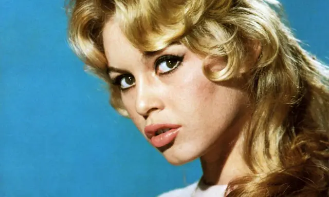 Ikona kina, Brigitte Bardot, jedna z najsłynniejszych francuskich gwiazd porno, z charakterystyczną fryzurą i makijażem.