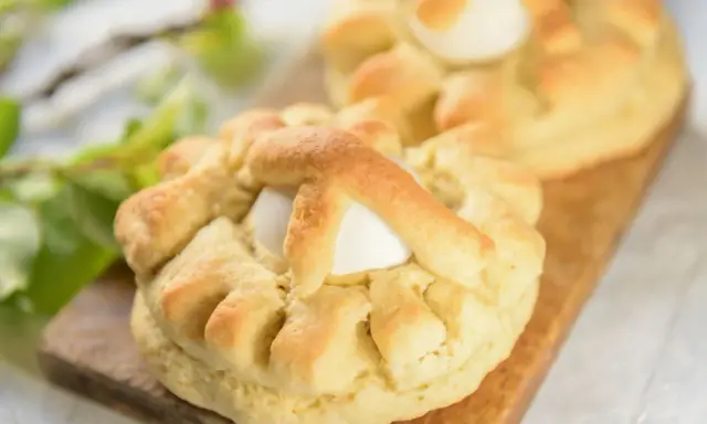Dolci pasquali pugliesi con uova, un'antica tradizione che profuma di festa e famiglia.