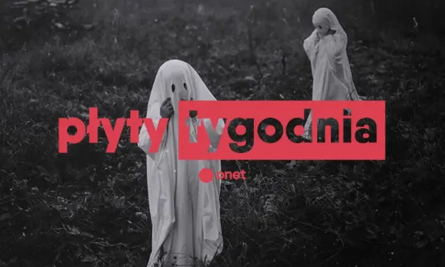 Dzieci w przebraniach duchów, jak z horroru, na tle traw. Tekst "płyty tygodnia" i logo Onet.