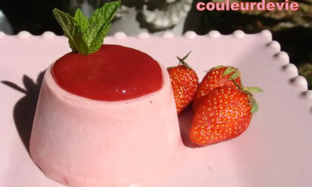 Délicieuse glace aux fruits rouges sans sorbetière, garnie de coulis et de menthe fraîche, accompagnée de fraises sur une assiette rose.