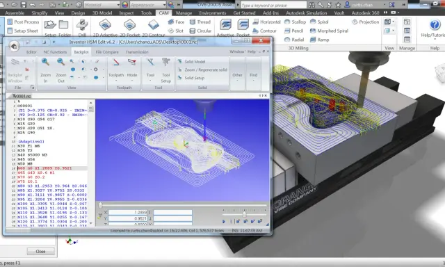 Un inventore programma un percorso utensile per fresatura 3D in un software CAM.
