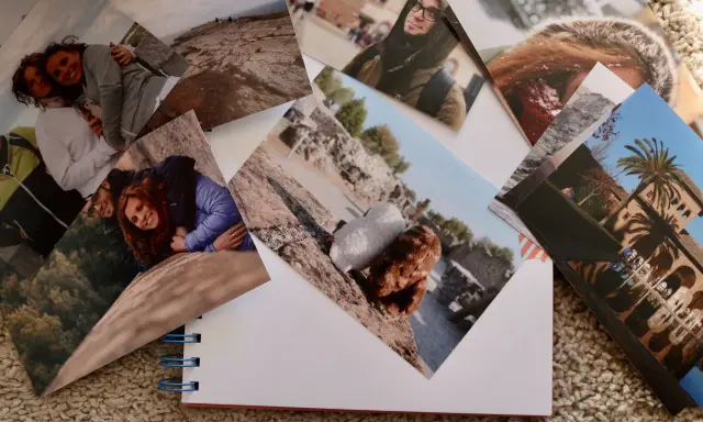 Raccolta di foto stampate su carta fotografica, con coppie felici e paesaggi.