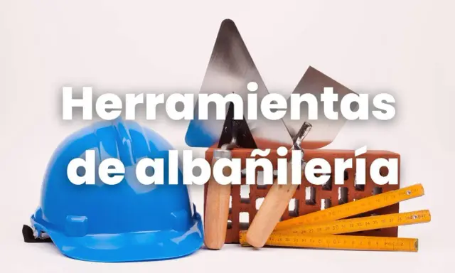 Casco azul, ladrillo y paletas, herramientas de albañilería listas para construir.