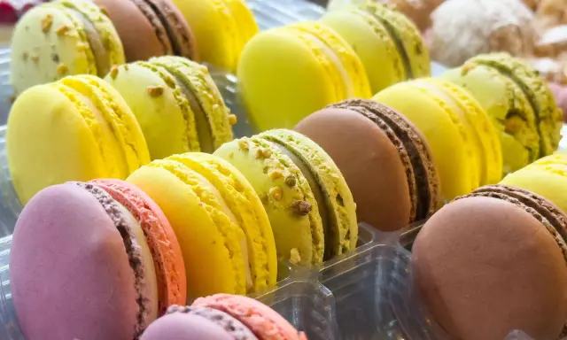 Douceurs colorées, ces macarons évoquent les spécialités culinaires d'Île-de-France. Un délice pour les yeux et les papilles.